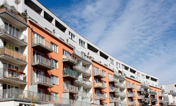 Wie het minst woont, betaalt het meest